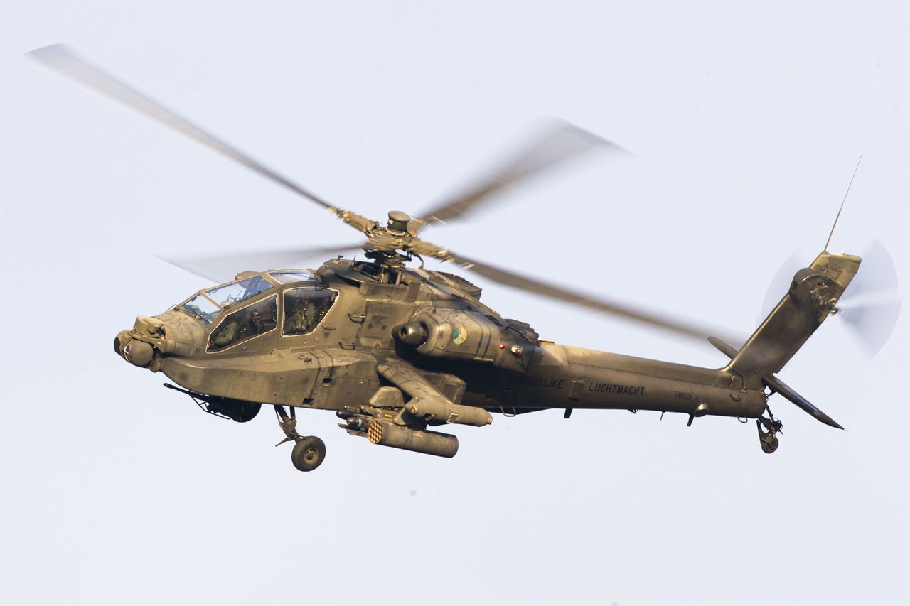 Apache vliegt tegen hoogspanningskabel: 24.000 huishoudens zonder stroom 