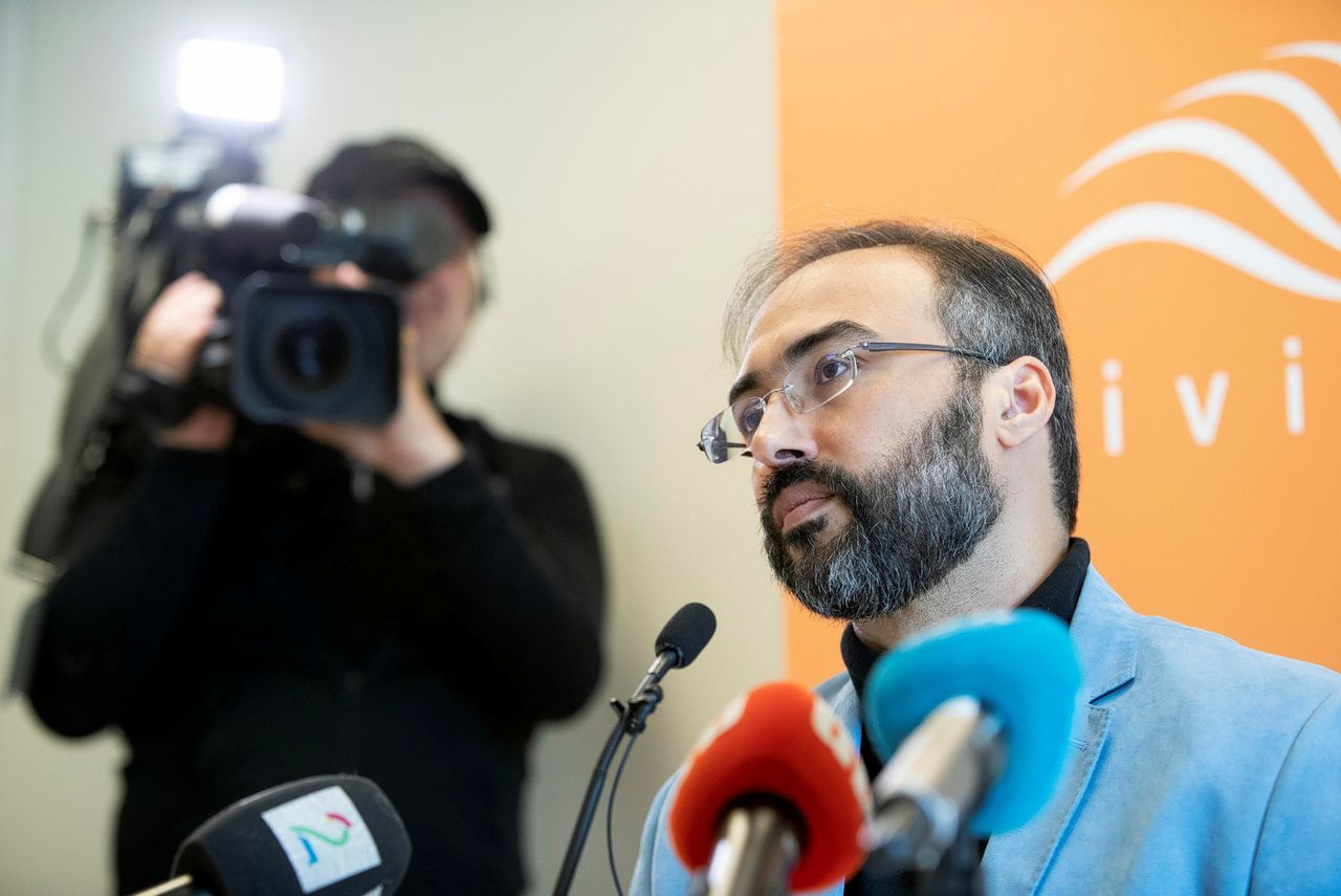 De Saoedische activist Iyad el-Baghdadi maandag tijdens zijn persconferentie over de dreigingen van het regime. Hij sprak in Oslo, Noorwegen.