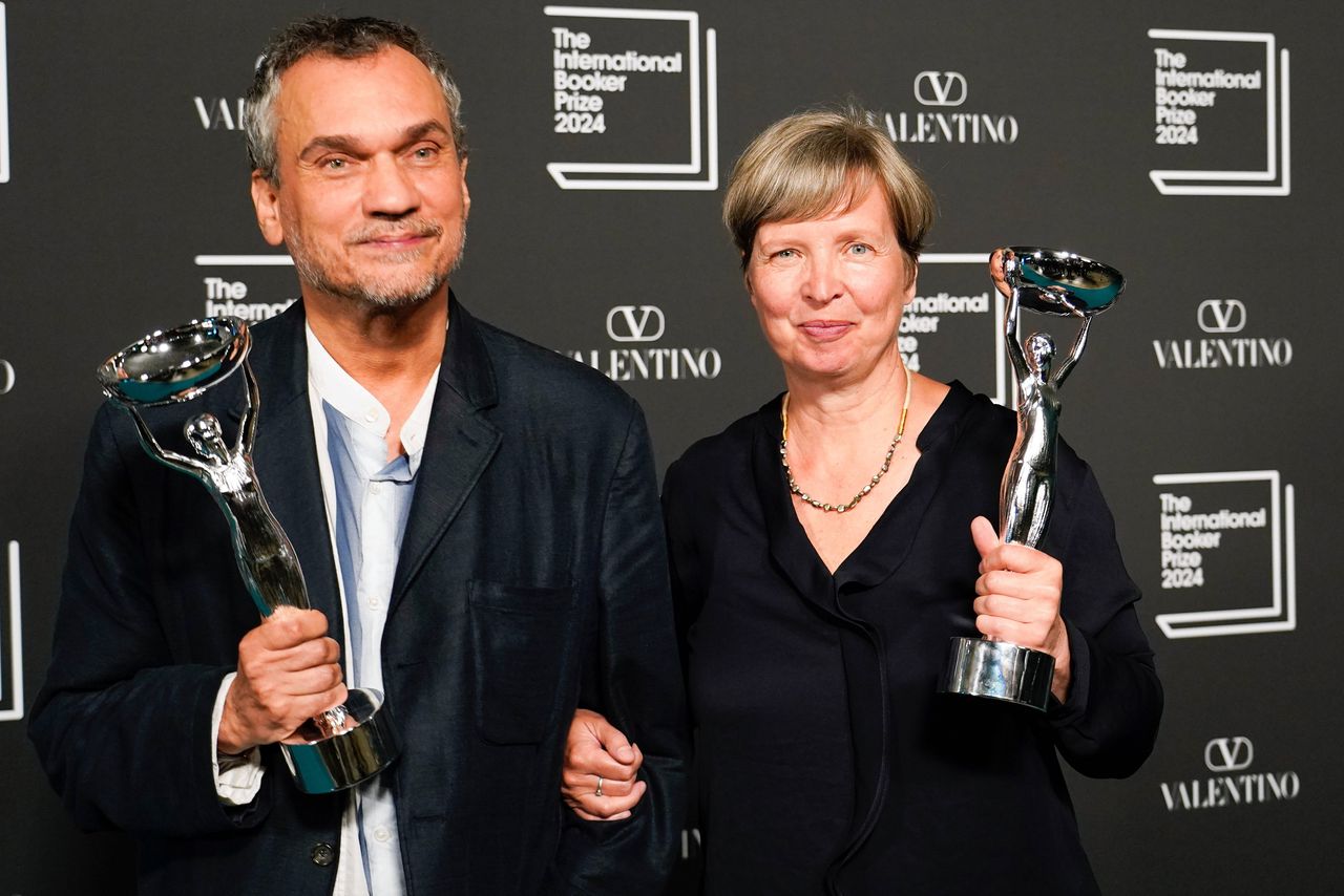 Roman over ‘getourmenteerde liefdesrelatie’ in Oost-Berlijn wint International Booker Prize 