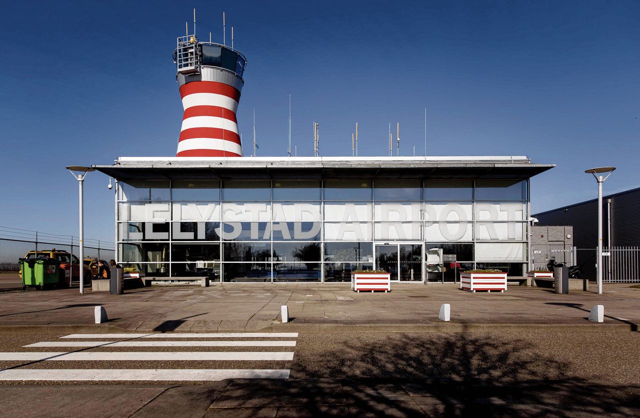 De verkeerstoren van Lelystad Airport, achter de oude terminal. Het vliegveld is uitgebreid om plaats te bieden aan vakantievluchten.