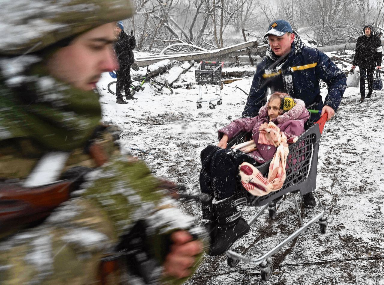 Европа нападение. Пожилая женщина пострадавшая в Украине при взрывных. Путина в.в. о войне в Украине и России.