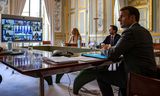 De Franse president Emmanuel Macron (r) donderdag in de videoconferentie met andere EU-leiders.
