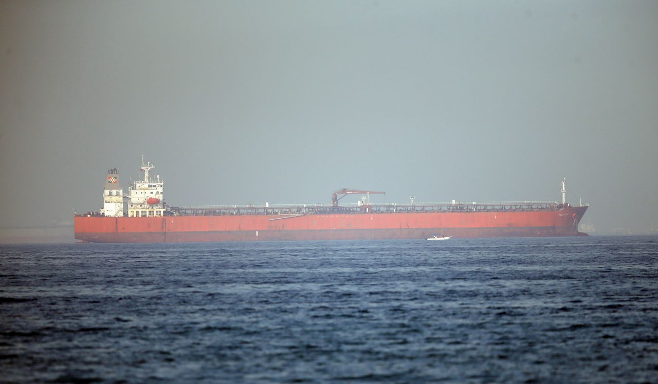 Een tanker vaart door de Golf van Oman, waar donderdag een aanval plaatsvond op twee tankers.