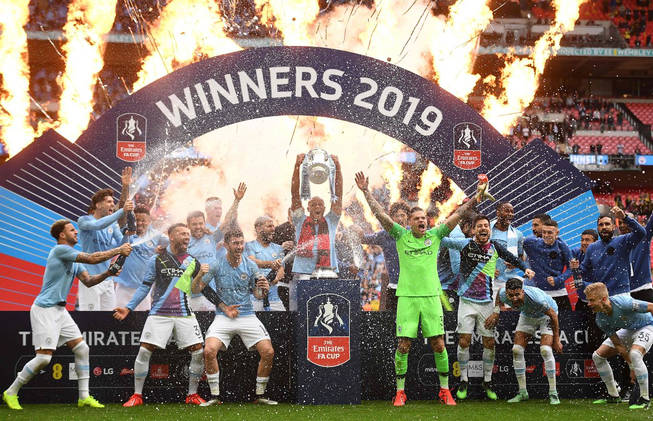 De spelers van Manchester City vieren feest in Wembley, na het winnen van de FA Cup, de derde prijs dit seizoen.