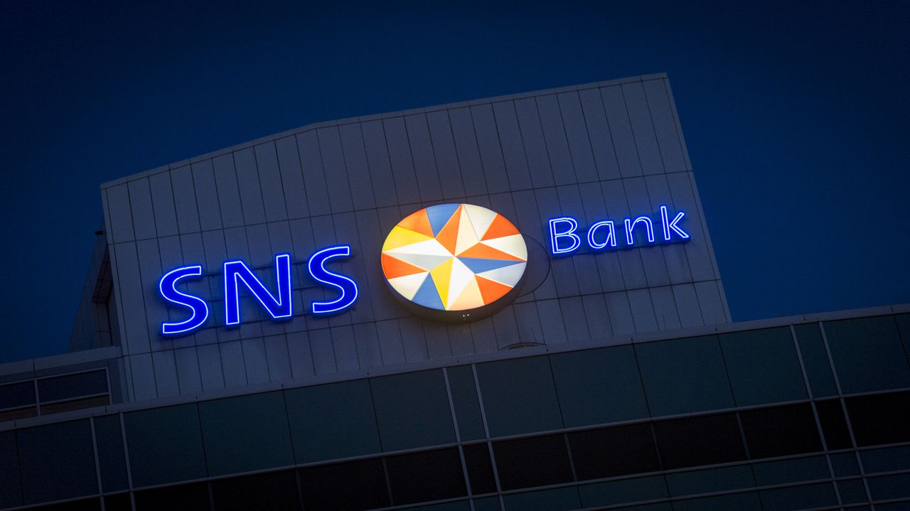 Exterieur van het hoofdkantoor van de SNS bank bij avond.