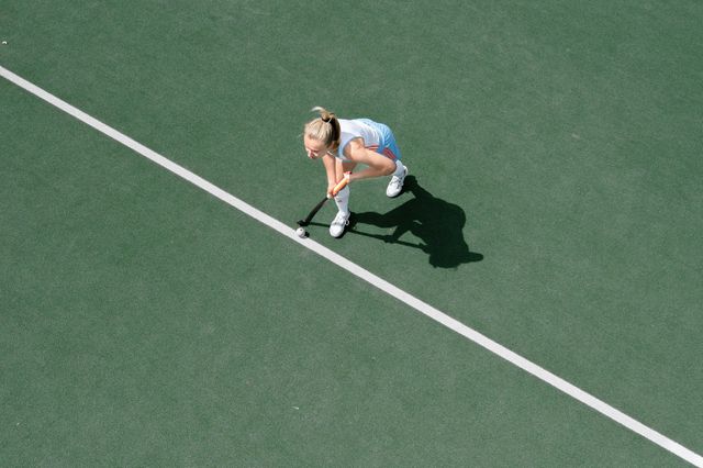 Internationals Anne Veenendaal (keeper) en Freeke Moes trainen op shoot-outs. 