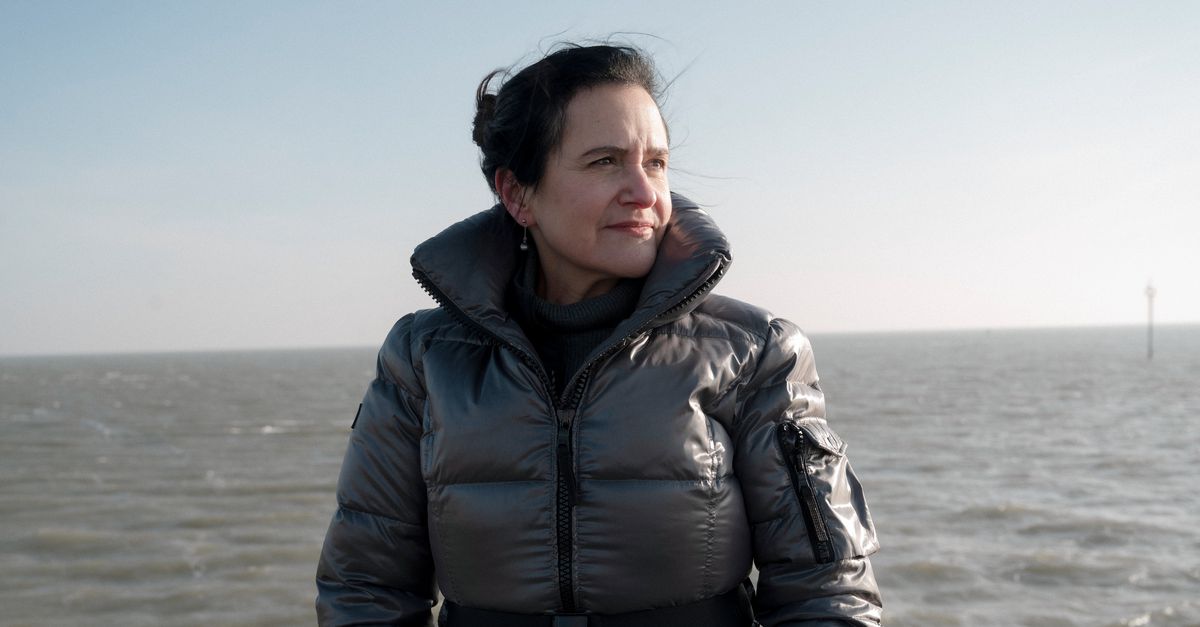 Het microplastic op zee zit vol organismen. Breken ze het ook af?