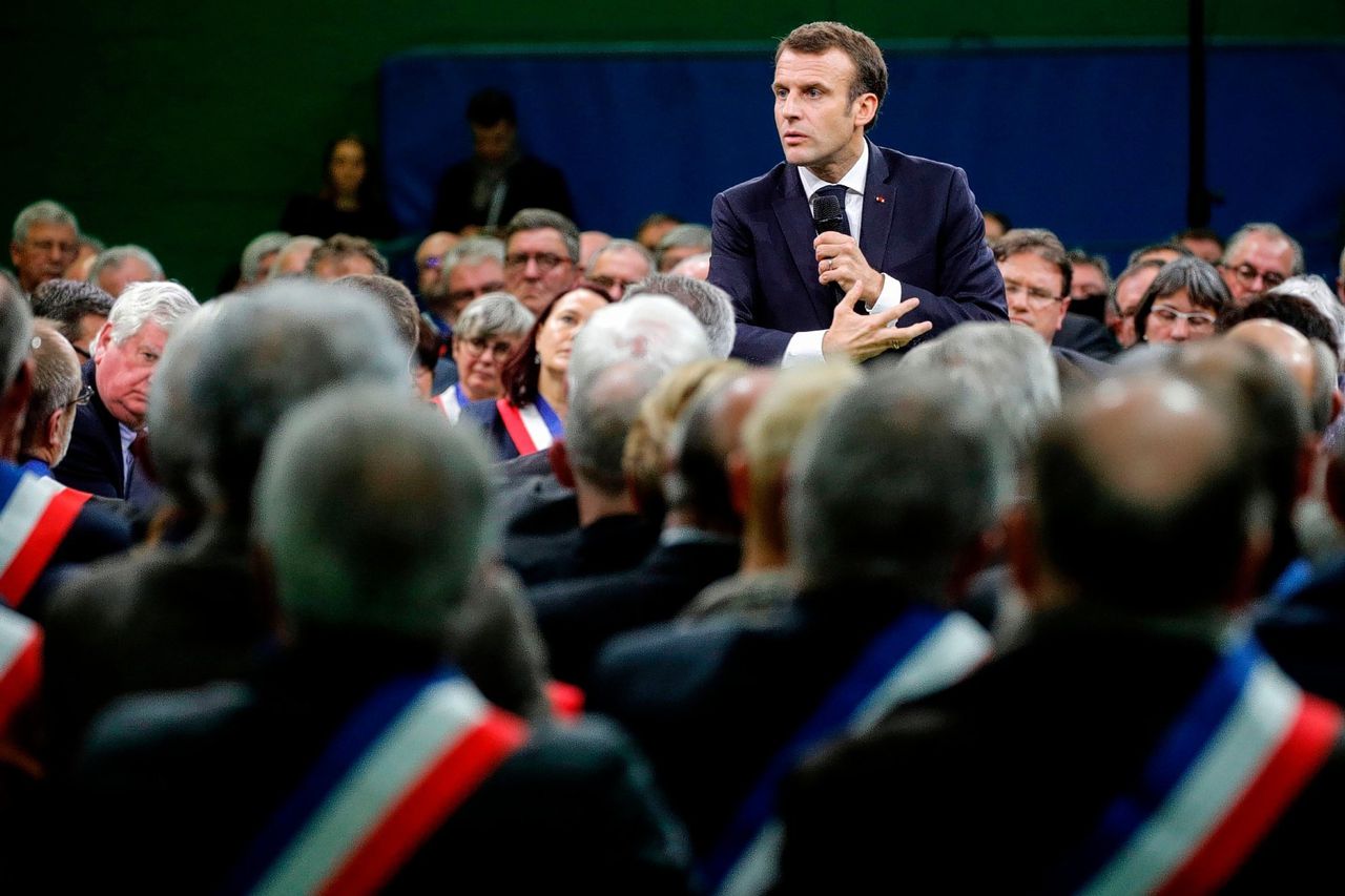 President Macron in debat met burgemeesters