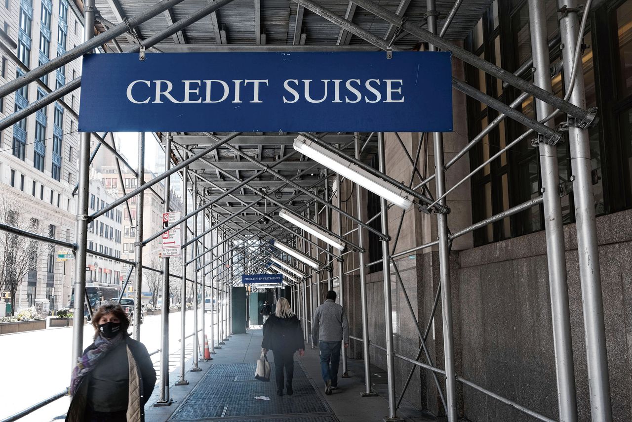 Boven: Credit Suisse is een van de zwaarst getroffen banken door de val van Archegos. Onder: Bill Hwang (r) met zijn advocaat Lawrence Lustberg.