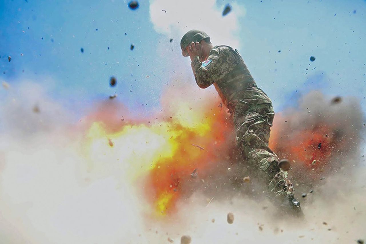 De laatste foto's die legerfotograaf Hilda Clayton maakte. De explosie die erop is te zien kostte haar en vier Afghaanse soldaten het leven.