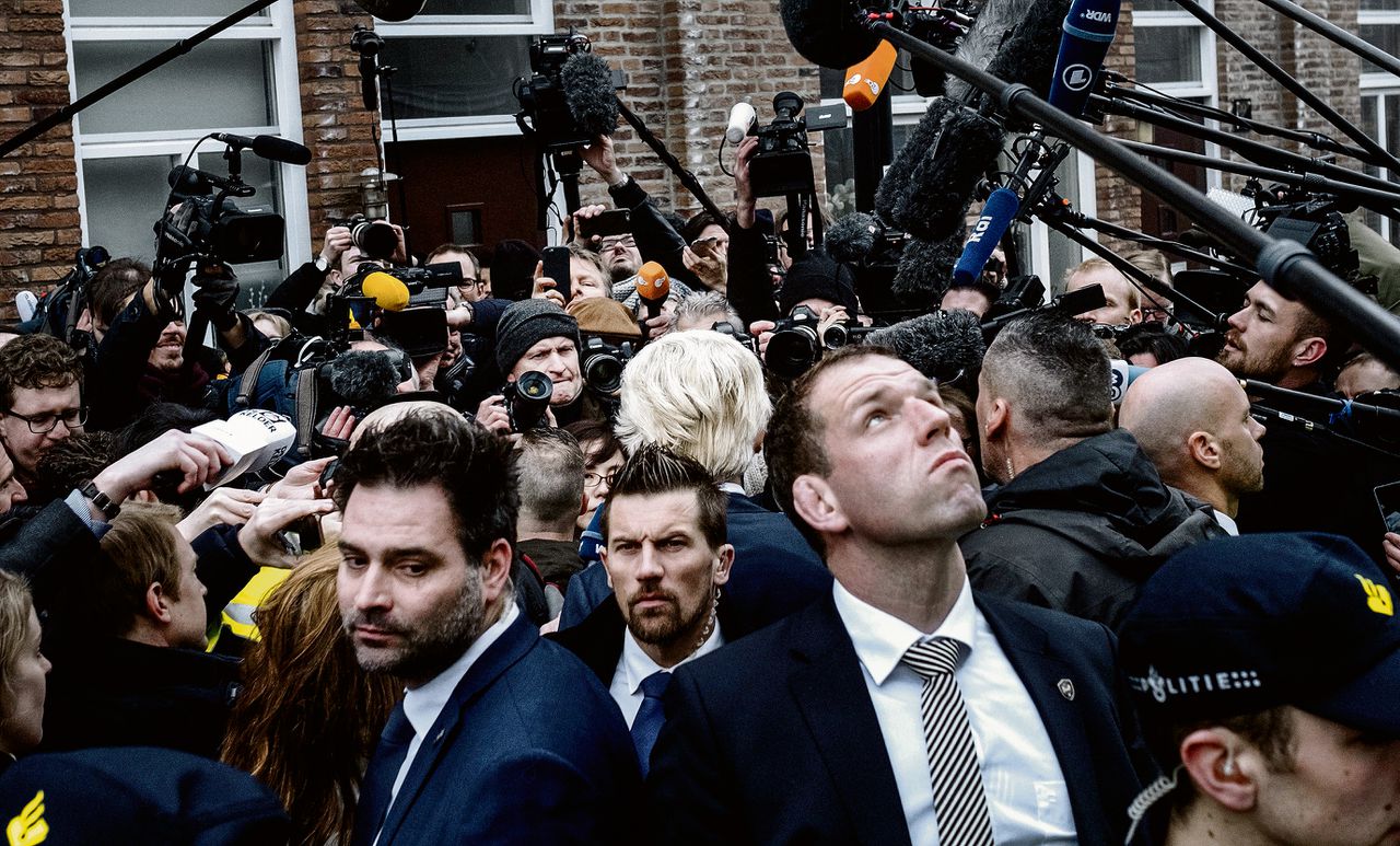 PVV-leider Wilders was zaterdag op campagne in Spijkenisse. Daar werd hij omringd door tientallen fotografen en cameraploegen. Aanhangers konden maar moeilijk bij Wilders in de buurt komen.