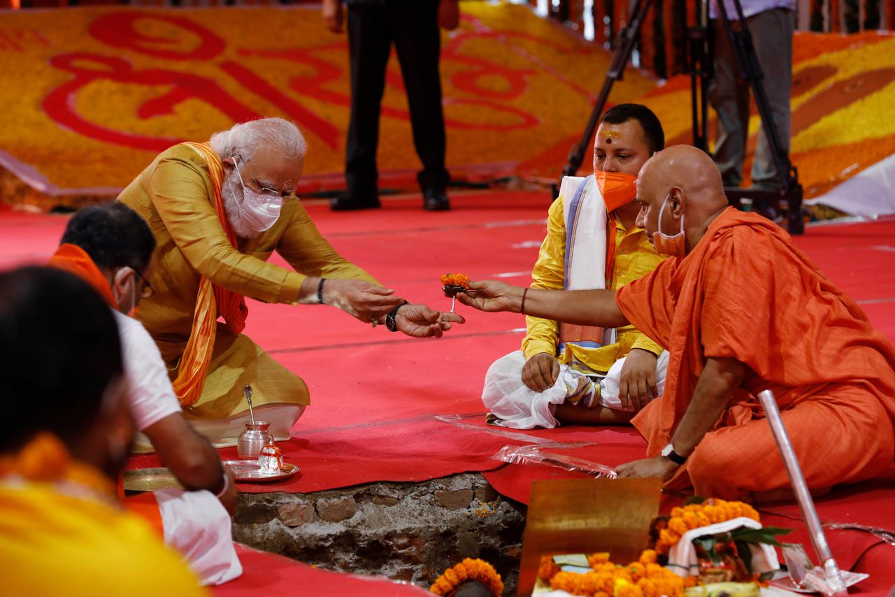 Premier Narendra Modi bezoekt de plek die hindoes en moslims in India al decennia diep verdeelt.