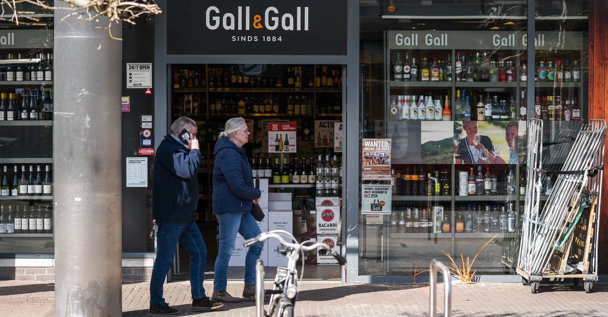 Wie op zondag werkt bij slijter Gall &amp; Gall, gaat er flink op achteruit. En dus staakt het personeel dit weekend