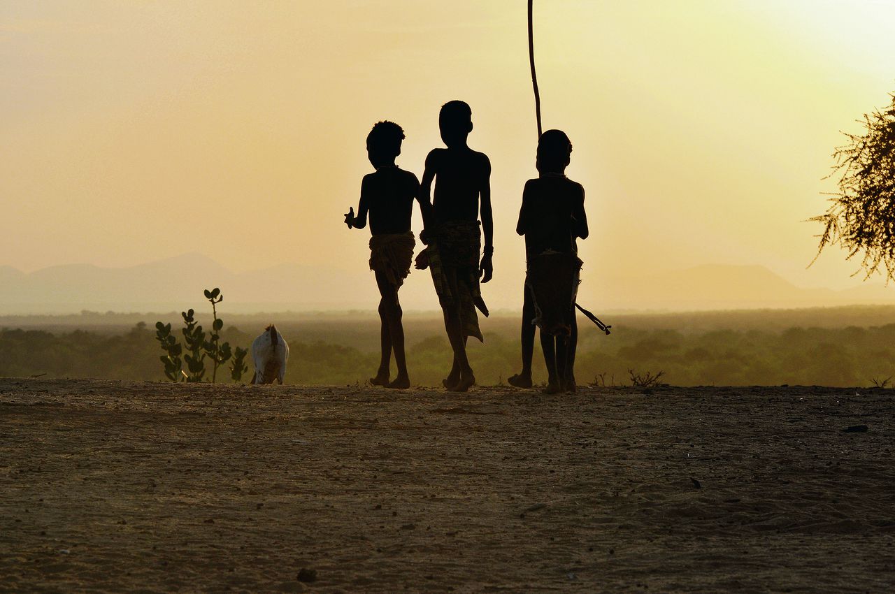 Silhouetten van drie jongens van het Karo-volk in deEthiopische Omo-vallei