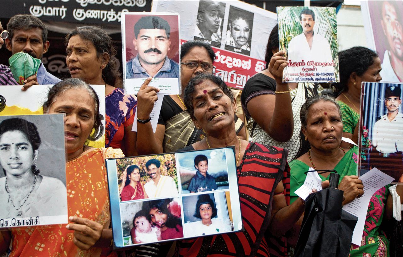 Vrouwen met foto’s van vermiste familieleden op de Dag van de Mensenrechten, december 2015.