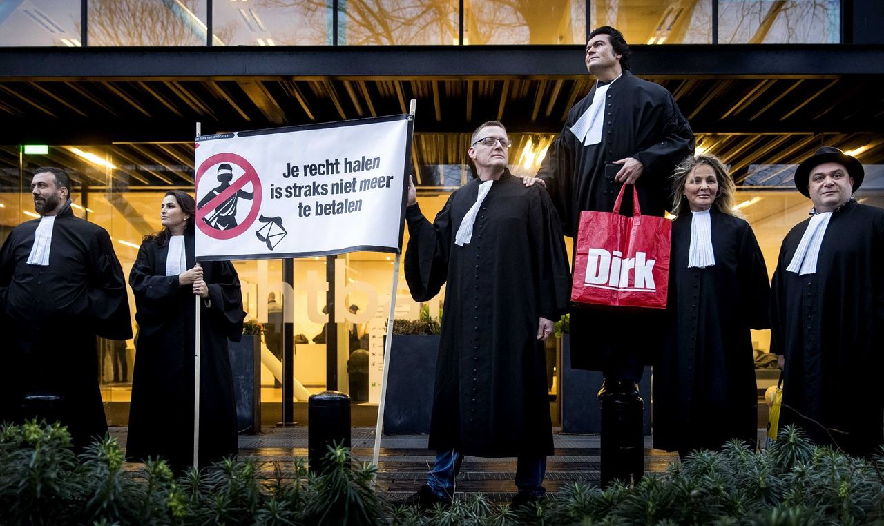 Advocaten voeren actie in Amsterdam. Ze hebben een half uur het werk neergelegd.