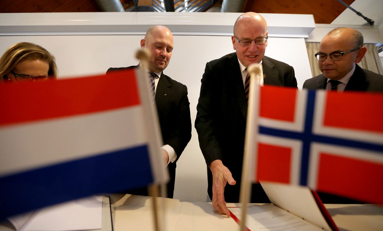 De Noorse minister Anders Anundsen (links) van Justitie en oud-staatssecretaris Fred Teeven van Veiligheid en Justitie ondertekenen een verdrag in de gevangenis Norgerhaven in Veenhuizen.