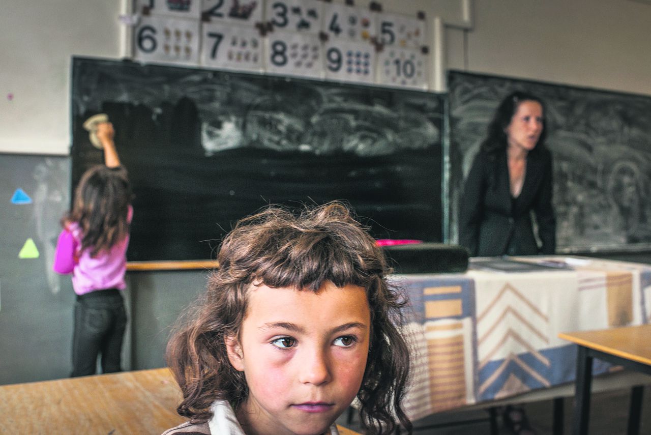 Basisschool in het plaatsje Viperesti, in Zuid-Roemenië. Salvati Copiii, de Roemeense afdeling van hulporganisatie Save the Children, heeft zestien centra voor kinderen met ouders in het buitenland.
