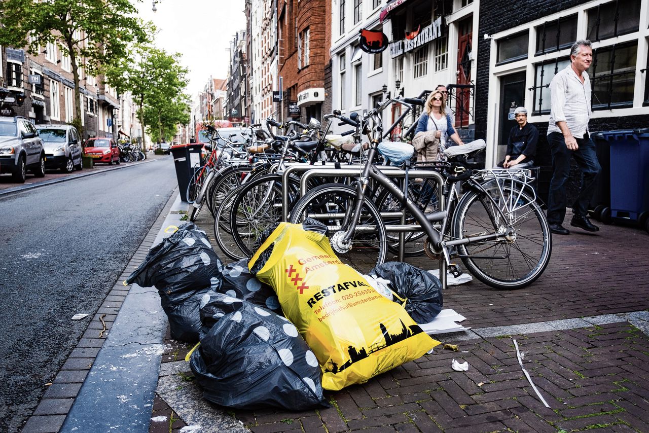 Afval op straat in Amsterdam.