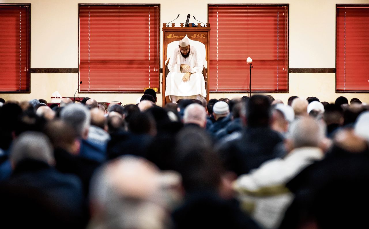 Gebed in de As Soennah-moskee in Den Haag, een van de belangrijkste salafistische centra in Nederland.