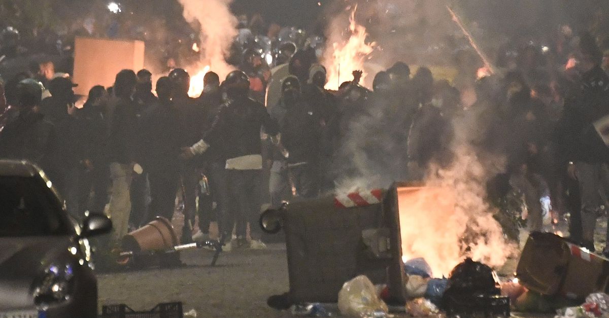 Protest tegen avondklok loopt in Napels uit op rellen - NRC