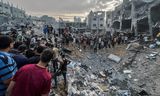 31 oktober 2023, Palestijnen zoeken na een bom op het permanente vluchtelingenkamp Jabalia naar overlevenden tussen het puin. 