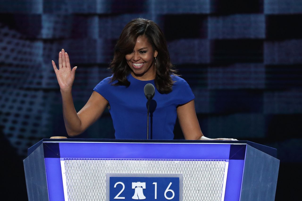 Michelle Obama omarmde in haar speech Hillary Clinton als eerste vrouwelijke presidentskandidaat.