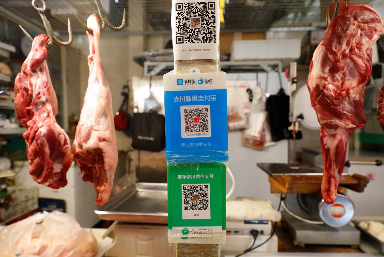 Op een markt in Beijing hangen QR-codes voor betaling via WeChat en Alipay. Alipay heeft wereldwijd zo’n 1,2 miljard gebruikers.
