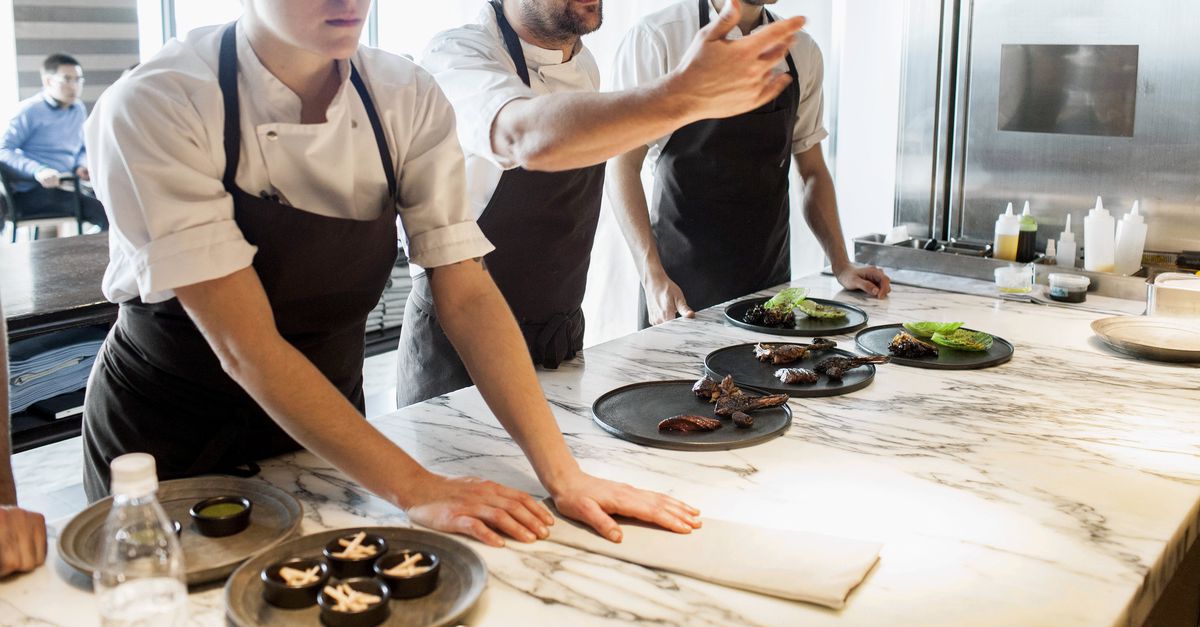 Geweld wordt in restaurantkeukens niet meer getolereerd: ‘Als het koks ergens niet bevalt, gaan ze gewoon ergens anders heen’