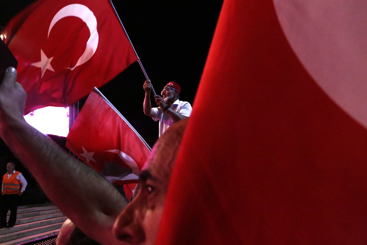 Mensen zwaaien met Turkse vlaggen bij een anti-coup demonstratie op het Taksimplein in Istanbul.
