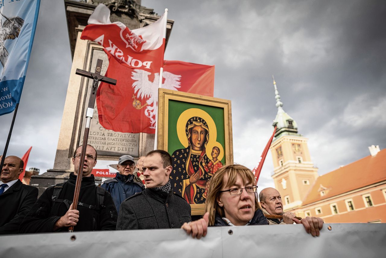 Nationalistische Polen demonstreren in Warschau. Onder: Sticker met de woorden ‘lgbt-vrije zone’.