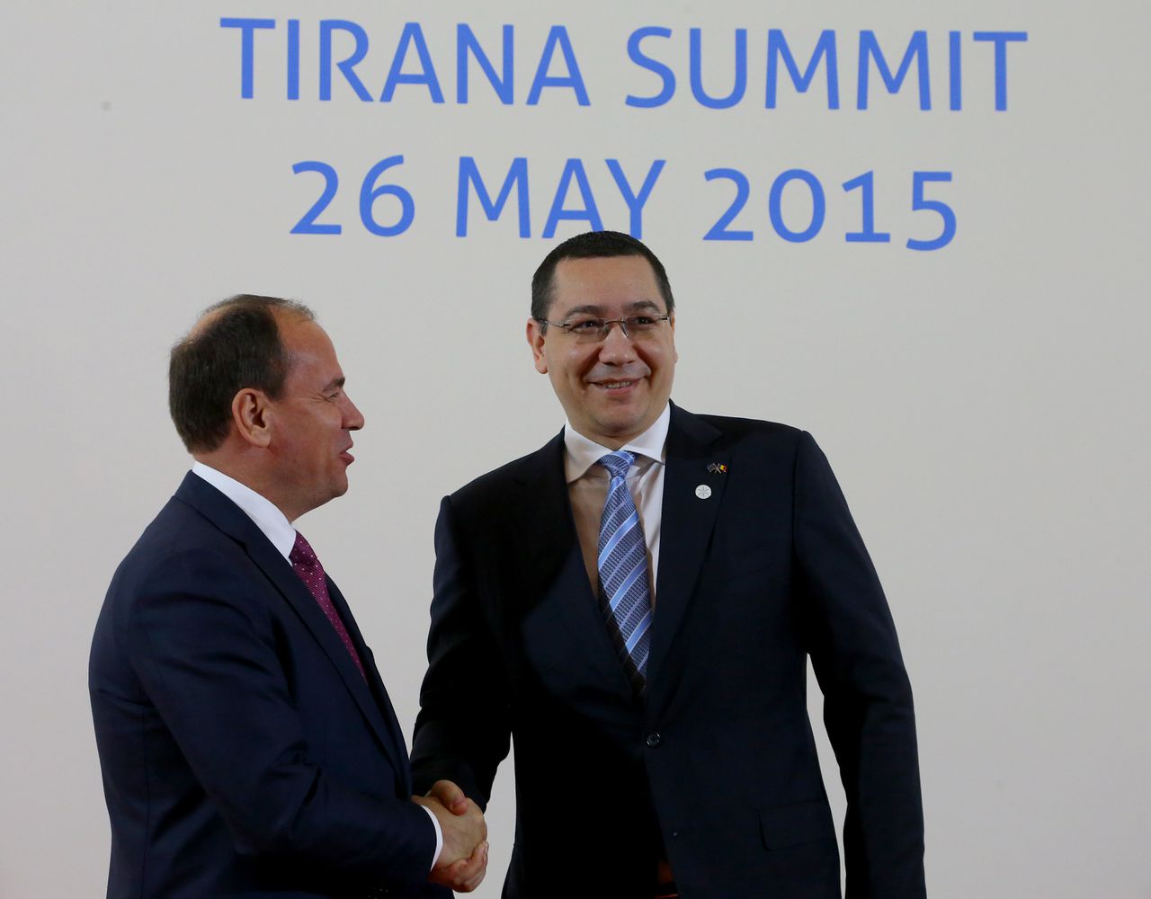 De Roemeense premier Victor Ponta (rechts) tijdens een ontmoeting met de Albanese president Bujar Nishani op 26 mei.
