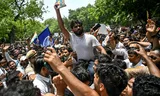 Abhijeet Dipke (midden), oprichter van de Cockroach Janta Party (CJP), zaterdag tijdens een protest in New Delhi tegen vermeende onregelmatigheden bij de belangrijkste examens van het land.