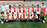 Alex Kroes (onder, vijfde van links) speelde in het Ajax-jeugdteam met Clarence Seedorf (boven, tweede van links), Patrick Kluivert (boven, tweede van rechts) en aanvoerder Jerrel Borrius.  