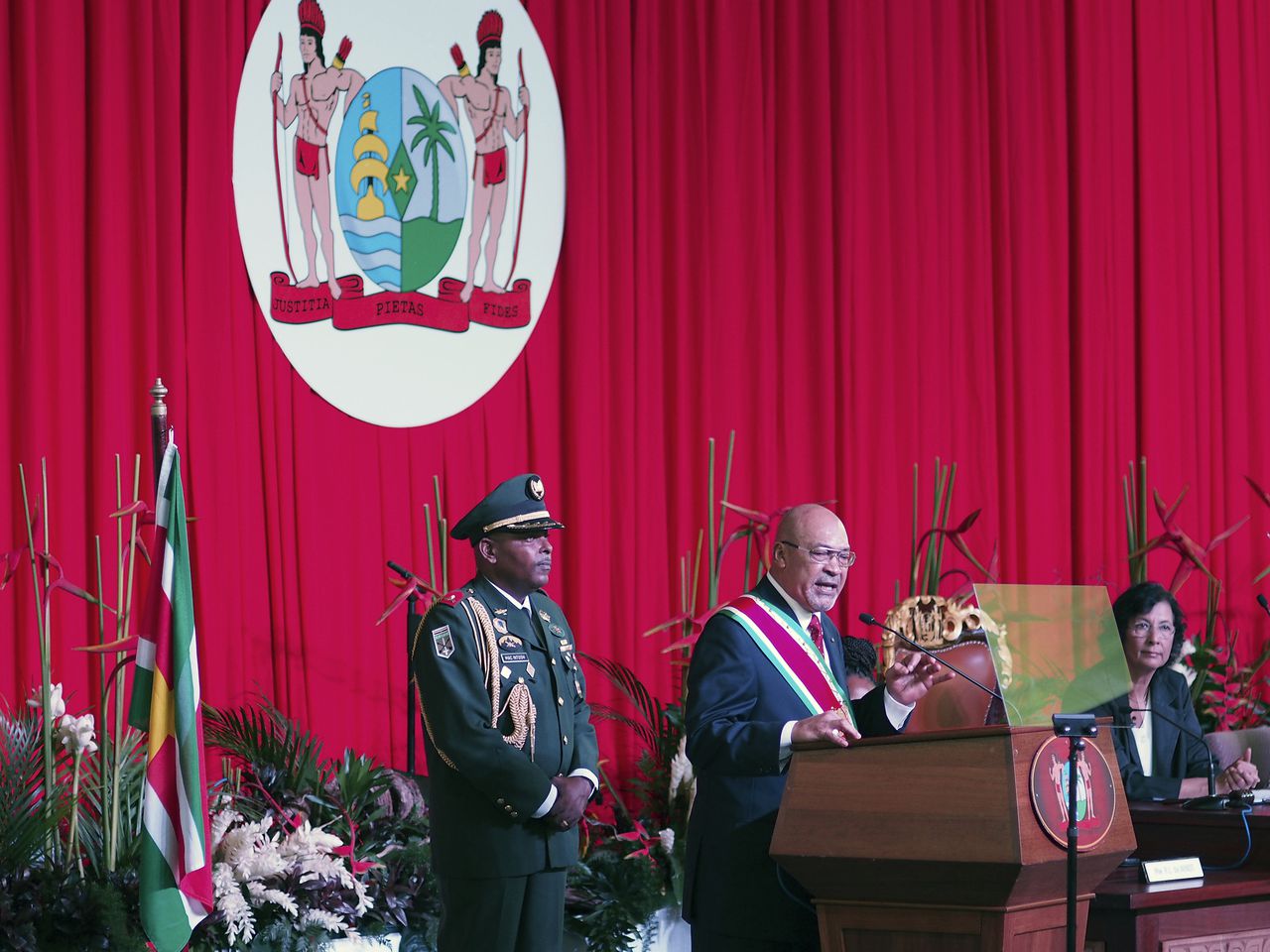 President Desi Bouterse spreekt het Surinaamse parlement toe tijdens zijn inauguratie.