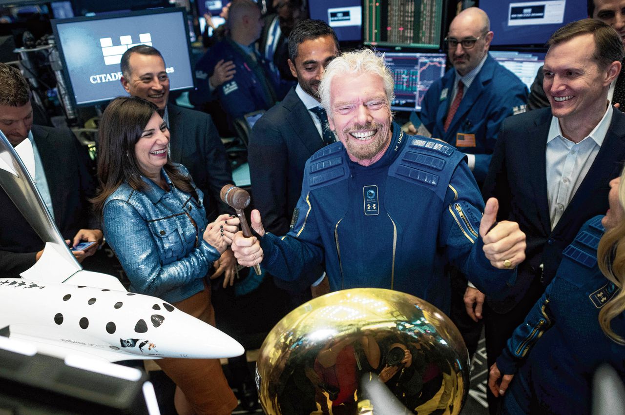 Richard Branson (midden) na het slaan op de gong op de beurs in New York, om de beursgang te vieren van zijn bedrijf Virgin Galactic op 28 oktober 2019.