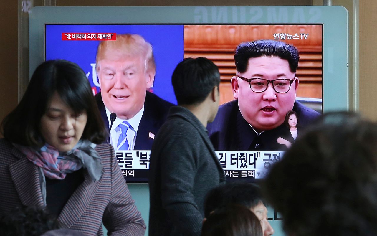 Een televisie in het treinstation van Seoul, in Zuid-Korea, toont beelden van de Amerikaanse president Trump de leider van Noord-Korea Kim Jong-un.