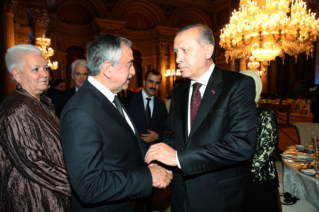 President Erdogan van Turkije begroet zijn Turks-Cypriotische collega die tot woede van de Grieks-Cypriotische president voor hetzelfde diner was uitgenodigd.