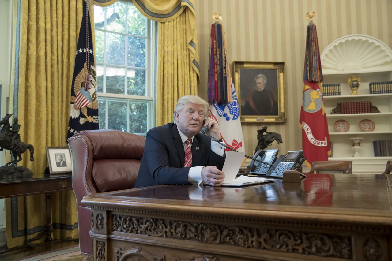 De vaste lijnen in het Witte Huis zijn wel beveiligd, maar de iPhones waarmee Trump zijn vrienden belt niet.