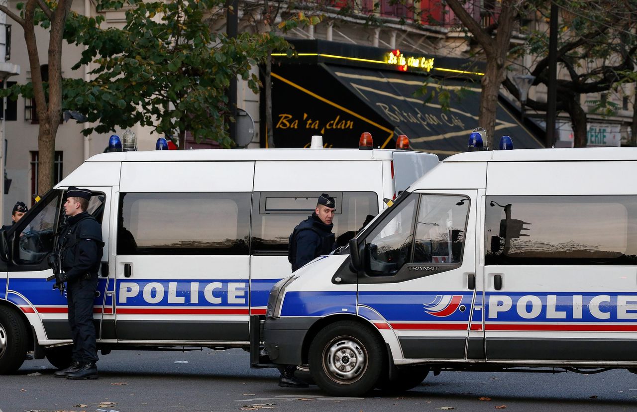 Agenten nabij de Parijse concertzaal Bataclan op 14 november 2015, kort na de aanslagen.