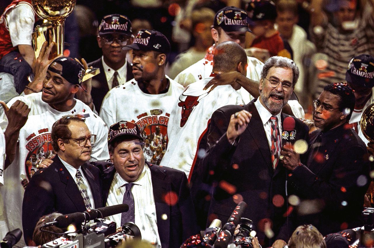 General manager Jerry Krause (rechts) naast voorzitter Jerry Reinsdorf bij het behalen van de vijfde NBA-titel door de Chicago Bulls in 1997, na winst in de finale tegen Utah Jazz.