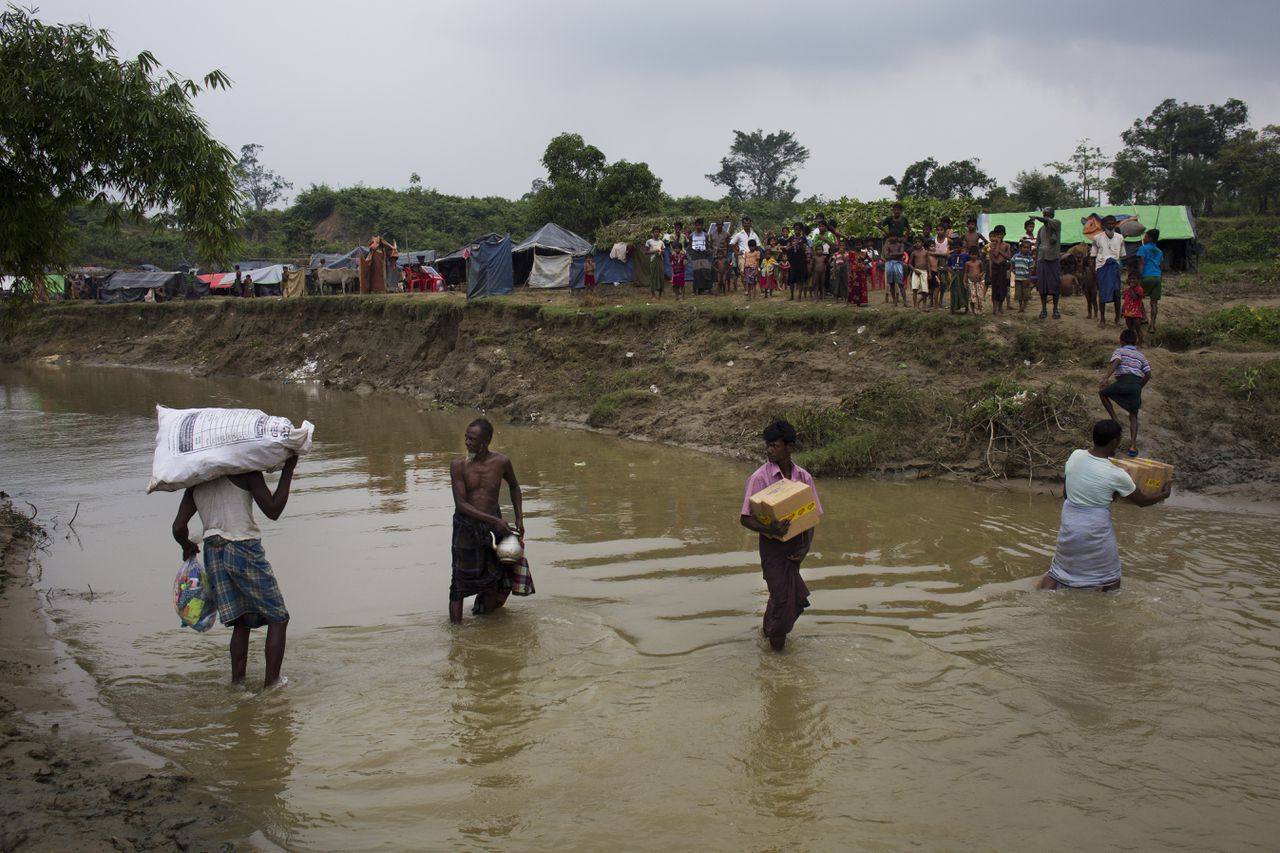 Gevluchte Rohingya-moslims met gedoneerde Bangladese goederen.