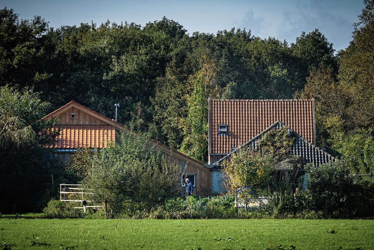 De boerderij in het Drentse Ruinerwold waar Gerrit Jan van D. en zijn huurder Josef B. woonden.