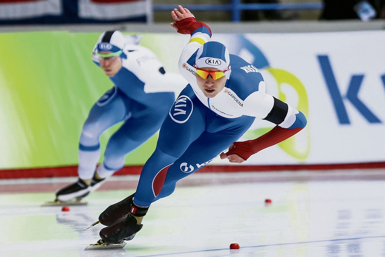 Pavel Koelizjnikov gisteravond op de 500 meter, ruim voor zijn Finse tegenstander Mika Poutala.