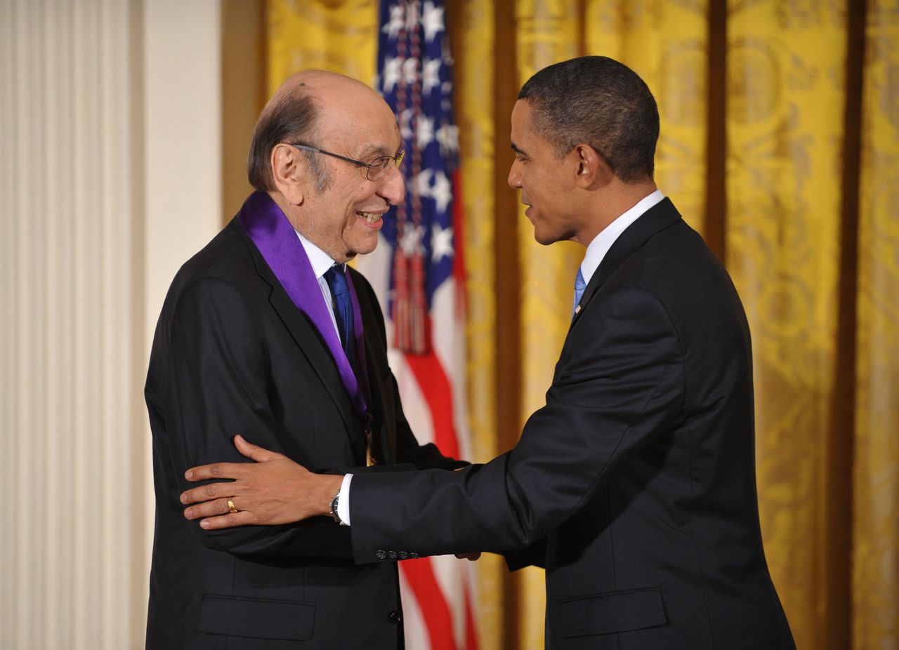 Milton Glaser ontving in 2009 de National Medal of Arts van toenmalig president Barack Obama.