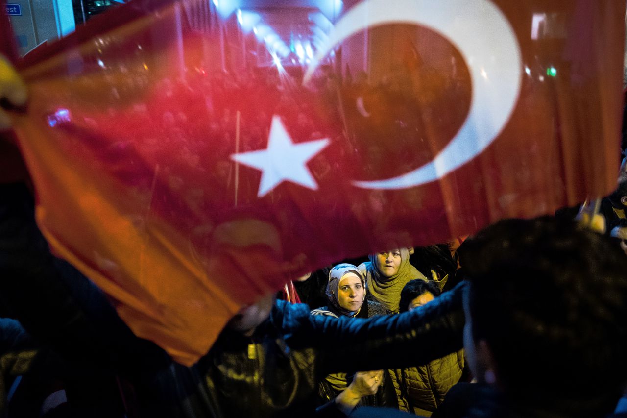 Turkse Nederlanders demonstreerden in maart bij het Turkse consulaat aan de Westblaak in Rotterdam. De Turkse minister Fatma Betul Sayan Kaya van Familiezaken wilde daar een toespraak houden over het Turkse referendum, maar werd de toegang geweigerd.