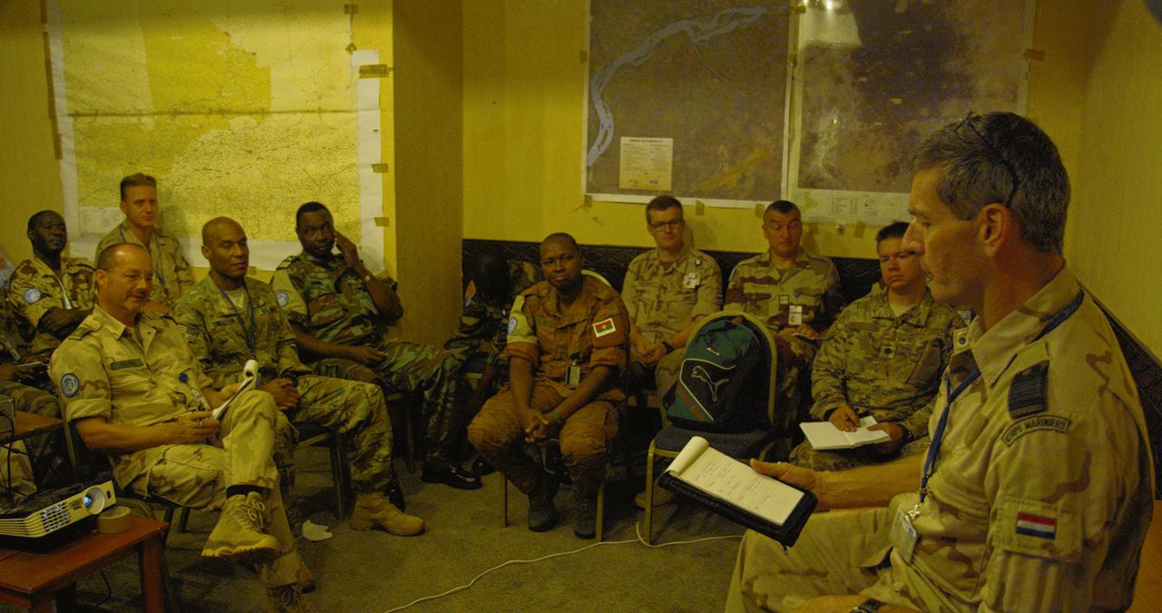 Militairen moeten frustrerend veel overleggen en vergaderen in ‘De missie’.