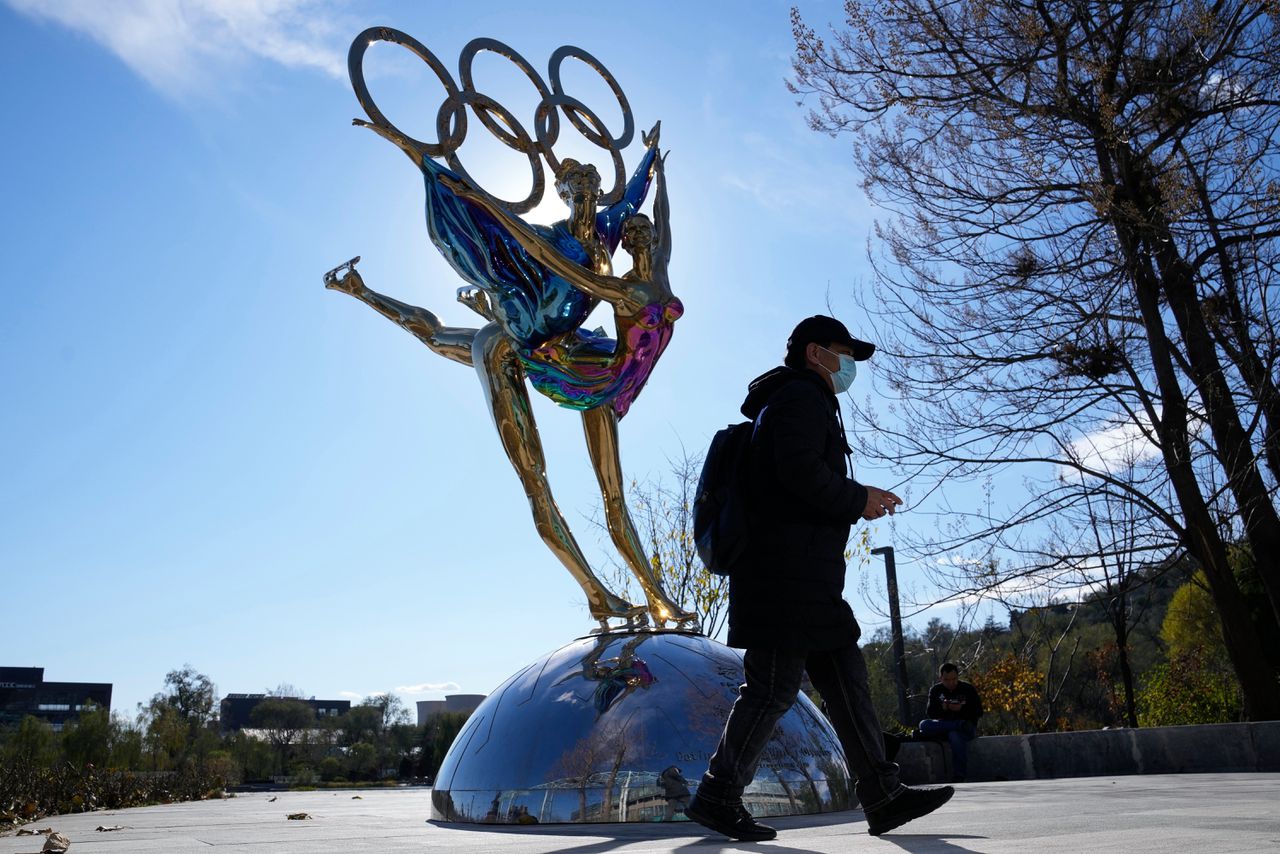 Een beeld in Beijing kondigt de komst van de Winterspelen aan.