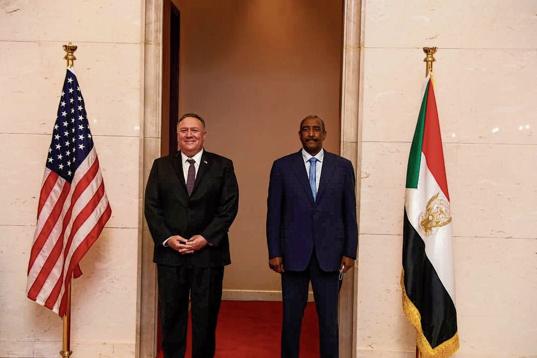 Minister Mike Pompeo (links) met Abdel Fattah al-Burhan in Khartoum.