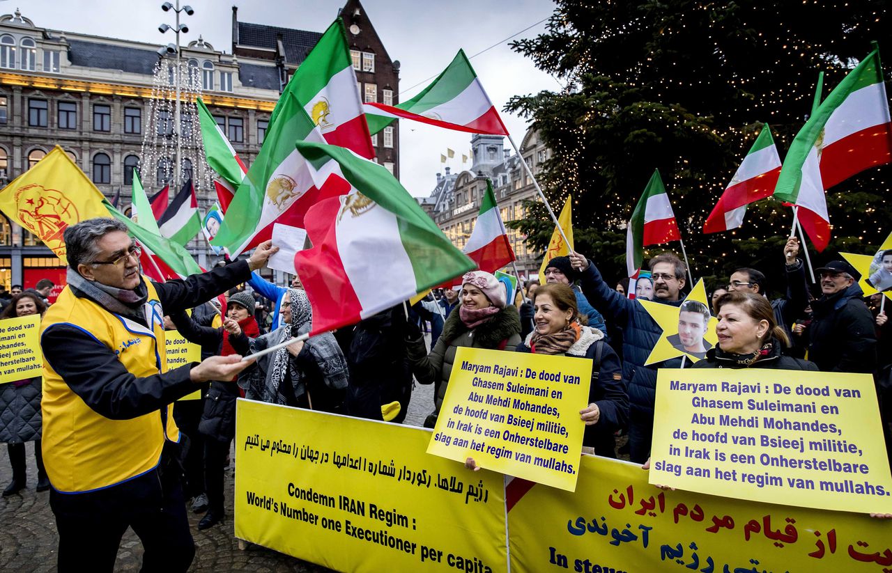 Iraanse demonstranten op de Dam in Amsterdam vieren de liquidatie van Qassem Soleimani.
